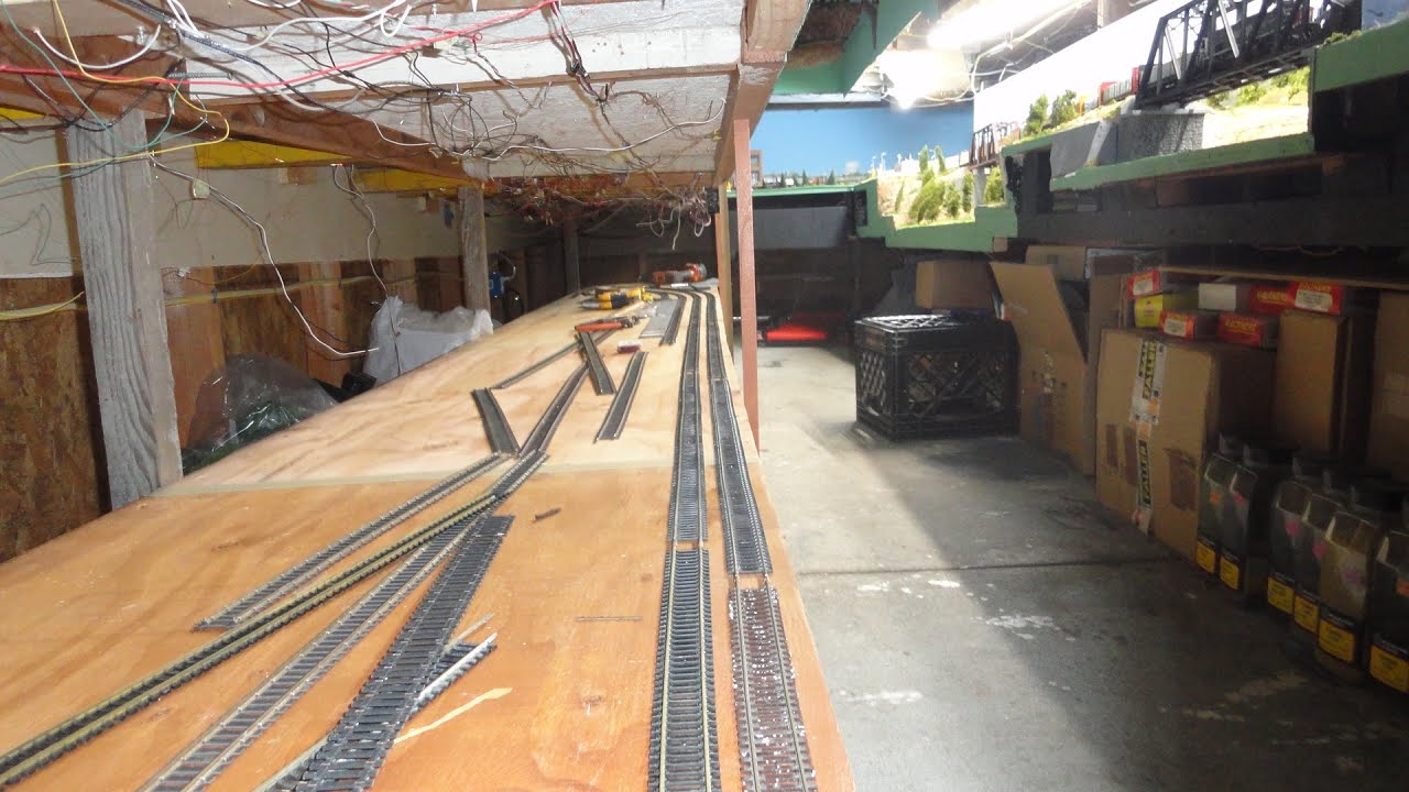 This is how I built the FINAL STAGING YARD in my HO scale layout.(PART 1)
