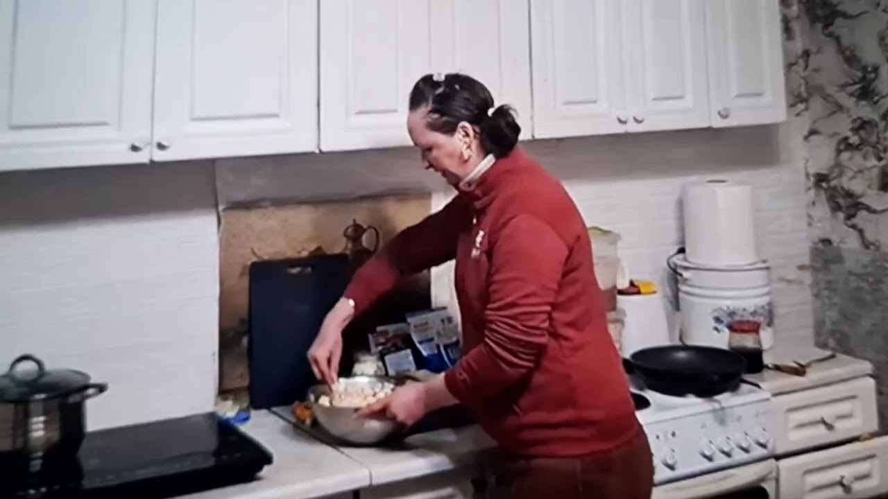 Учусь потихоньку готовить,маман пока отдыхает у Андрюши,надоже чето есть.Поддержи подпиской и лайк.