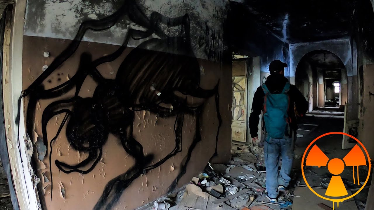 Заброшенная больница с мистическими рисунками. Погружение в потусторонний мир. Ужасы на стенах.