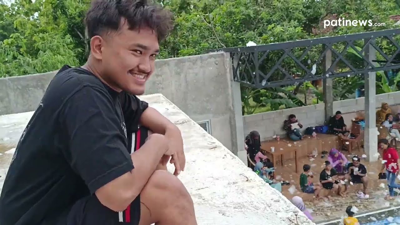 Mandi Salju di Kolam Renang New Slulop Gabus