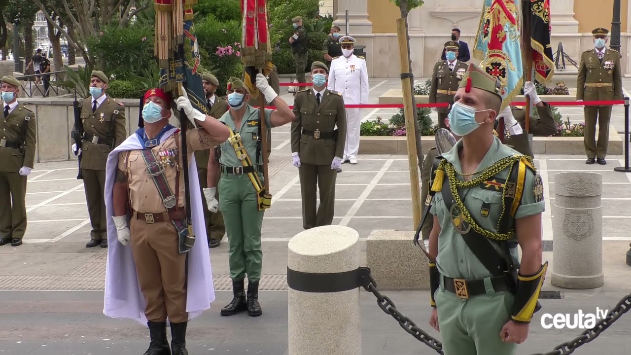Solemne acto de homenaje a la Bandera en Plaza de África
