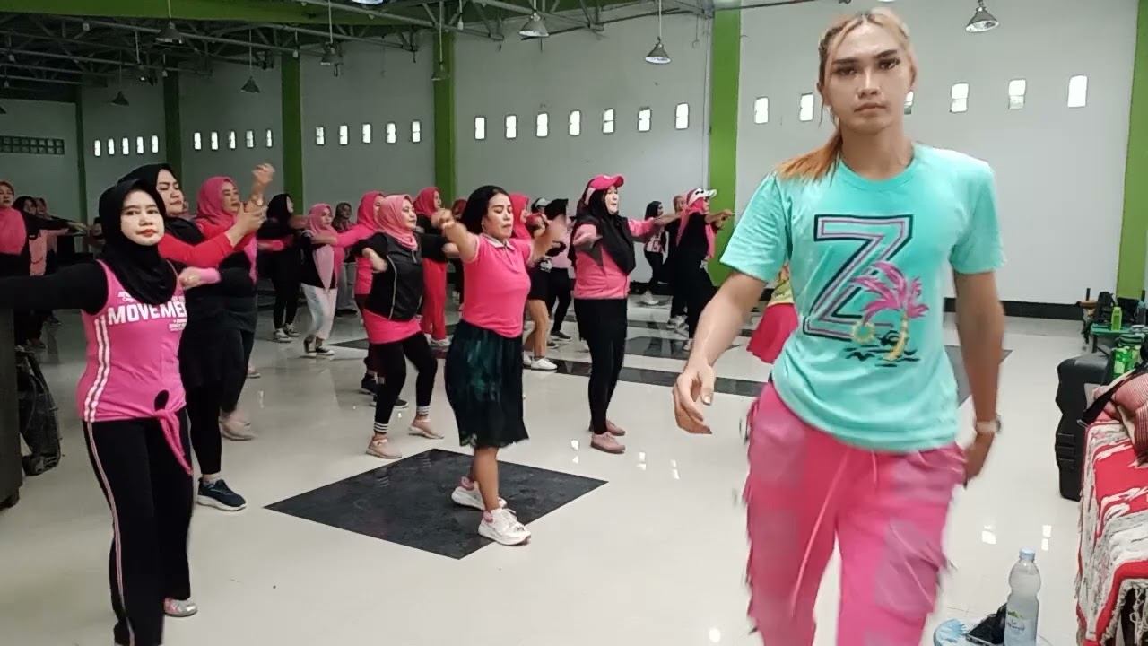 Zumba Class Drescode Hitam-Pink, Instruktur Zin Yusran Makassar.