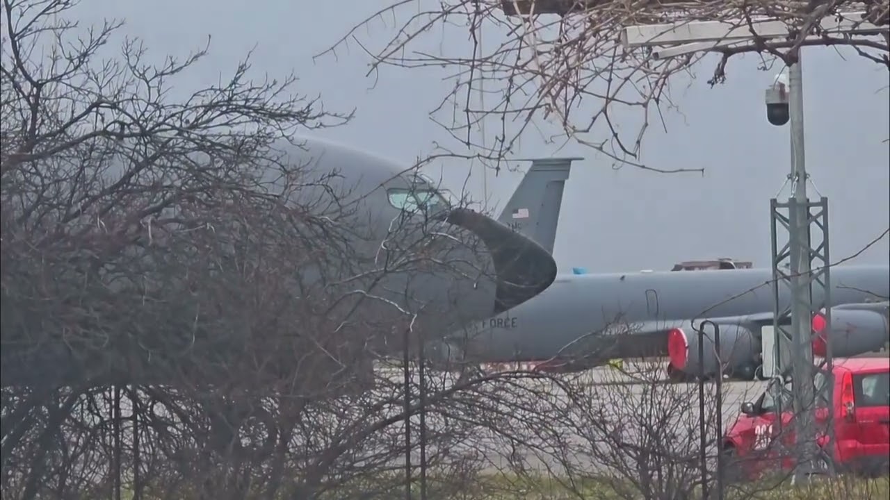 Военни самолети на САЩ на летището в София 