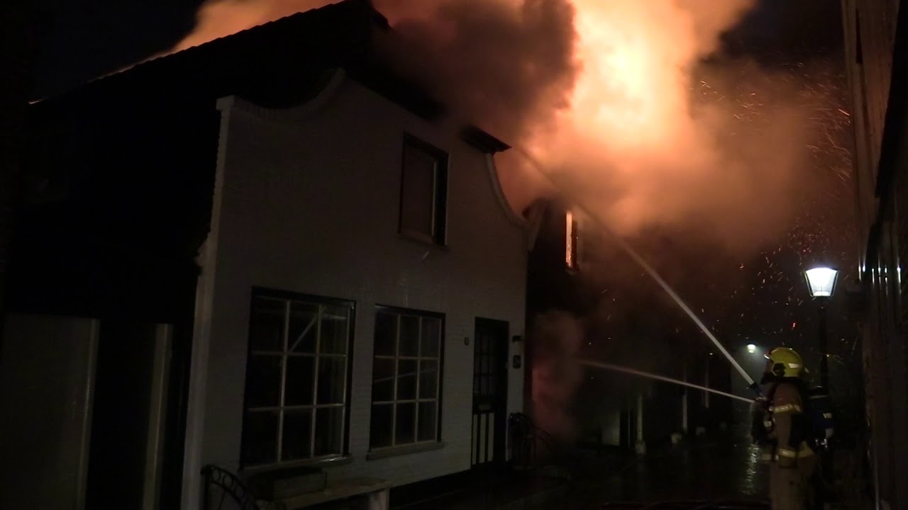 Texels dorp Oosterend in rouw na afbranden monumentale huizen: 