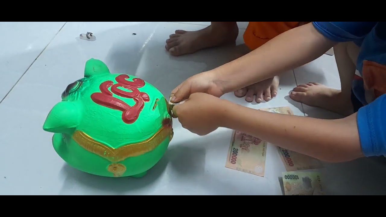 Nghèo thì cố gắng làm việc, tiết kiệm bỏ óng để dành lo cho con.