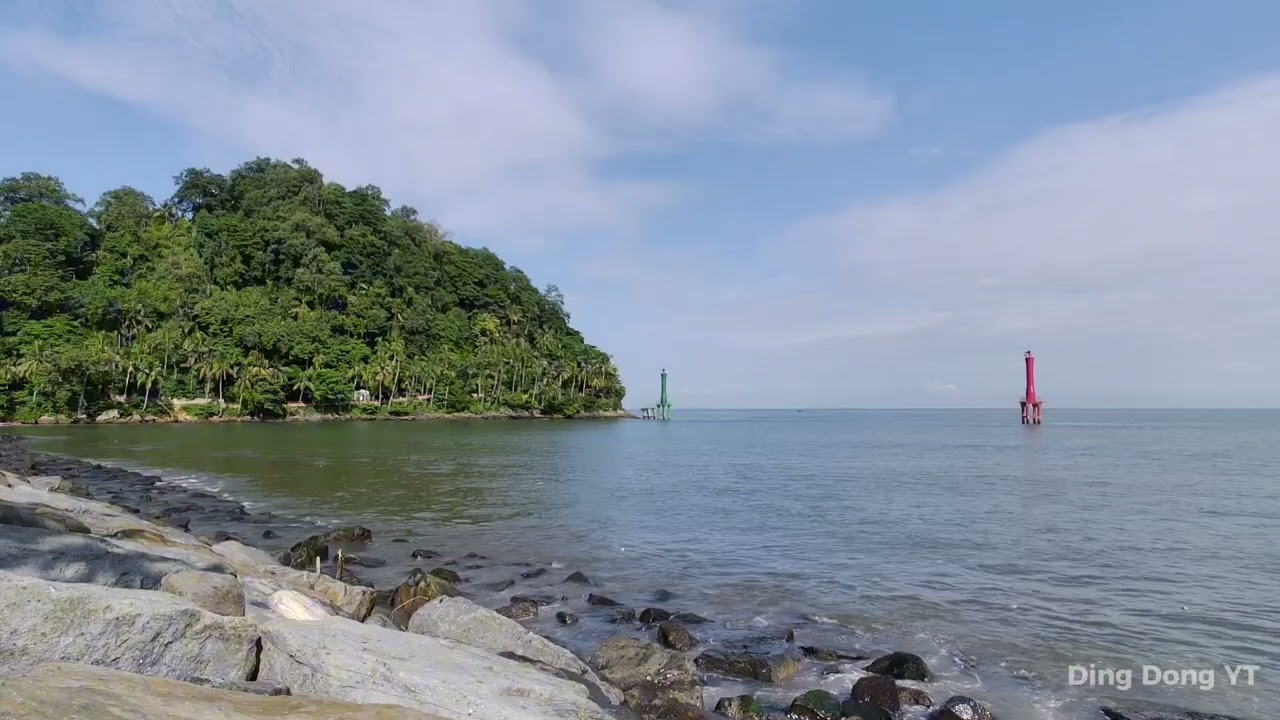 Menikmati Pantai Yang Indah dan Deburan Suara Ombak