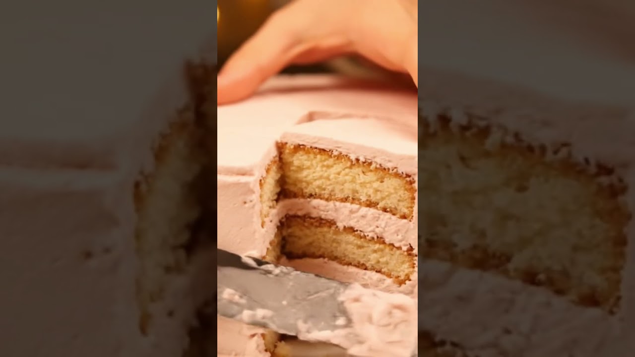 Beautiful stuffed cake 😋😋 