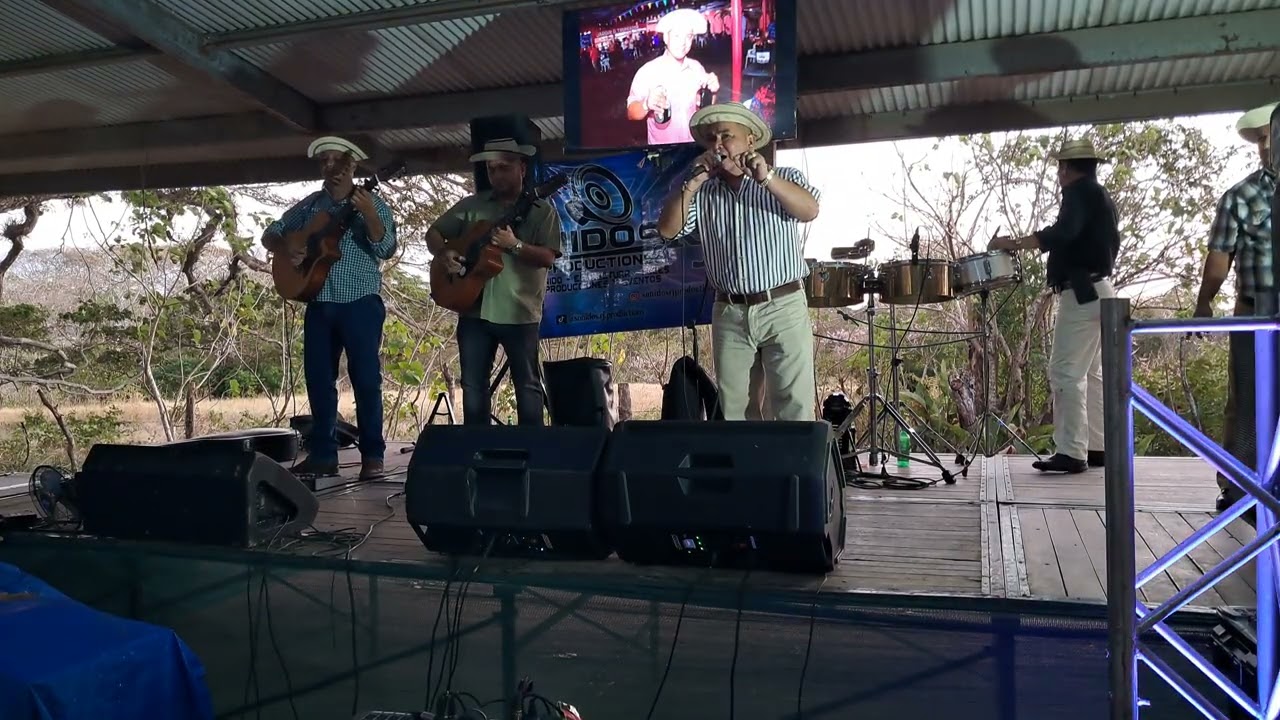 Gallina Fiesta  de Martin  Rios Anibal Delgado Atanacio  ojo Antonio Saturno 