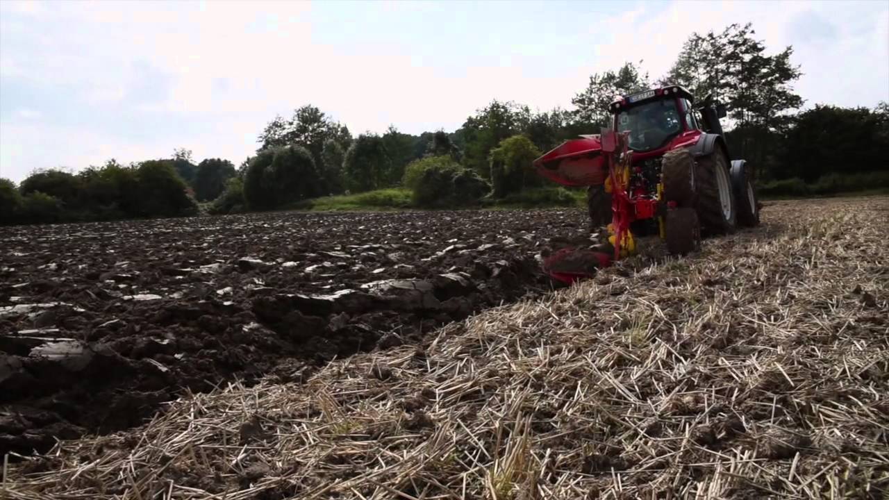 Valtra T144 Active mit einem Pöttinger SERVO 35 S Plus