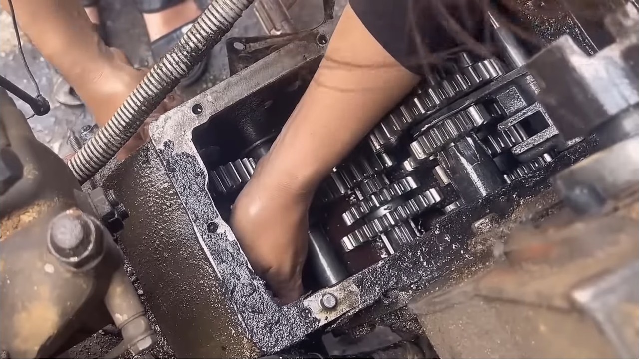 Talented 18-Year-Old Genius Girl Successfully Repairs and Services the Gearbox of Broken Old Tractor
