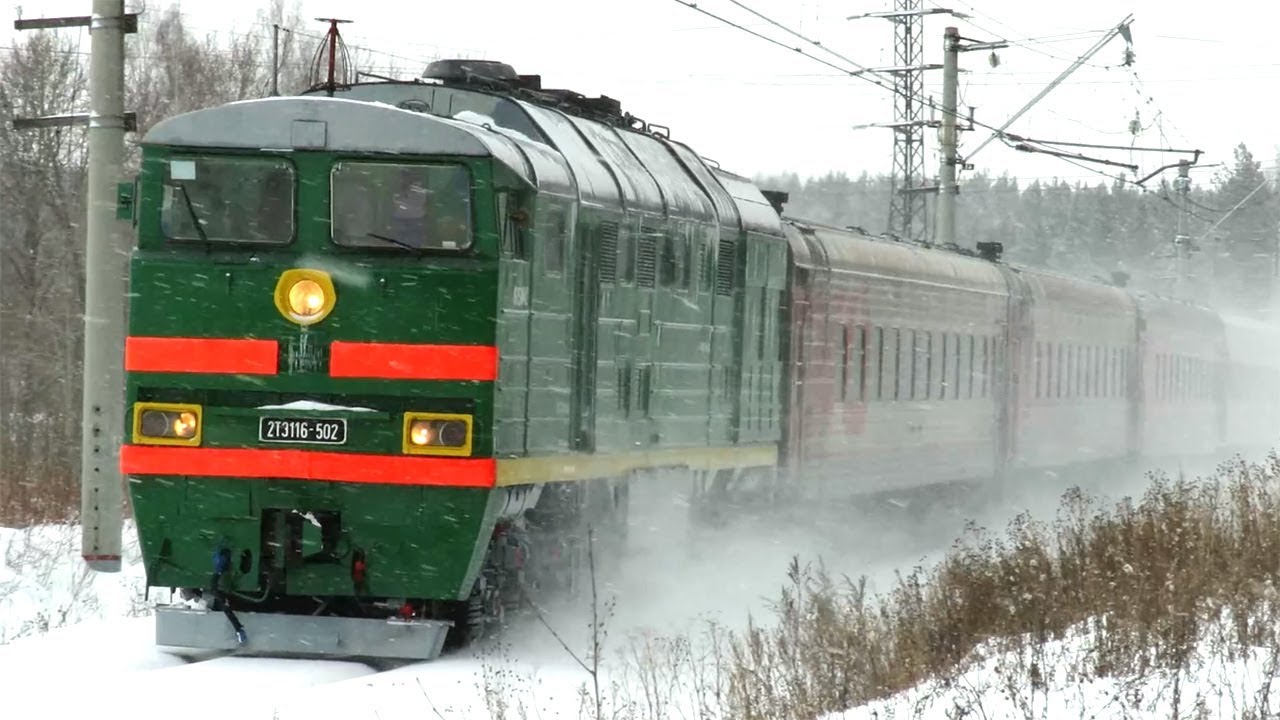 Поезд беззвучно подъезжает по снегу, Тепловоз 2ТЭ116-502