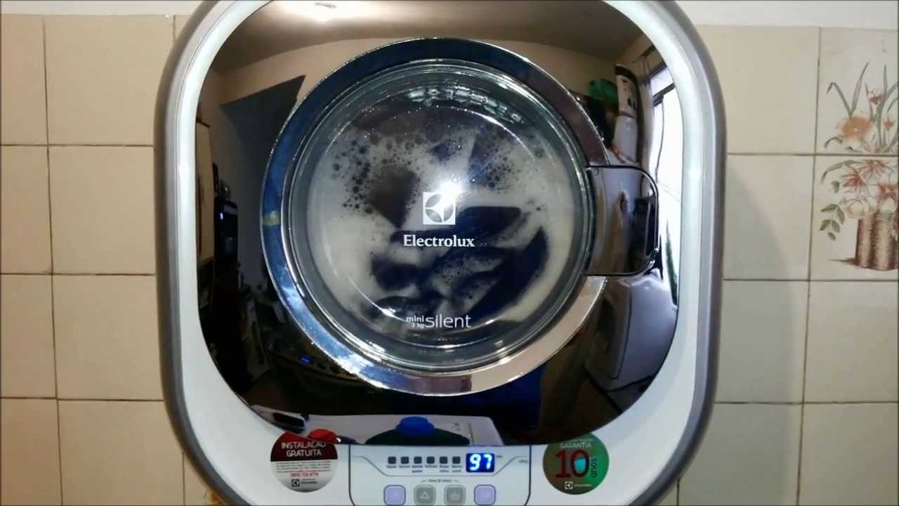Lavadora Electrolux Mini Silent 3 kg (LFE03) - Lavando 2 calças jeans