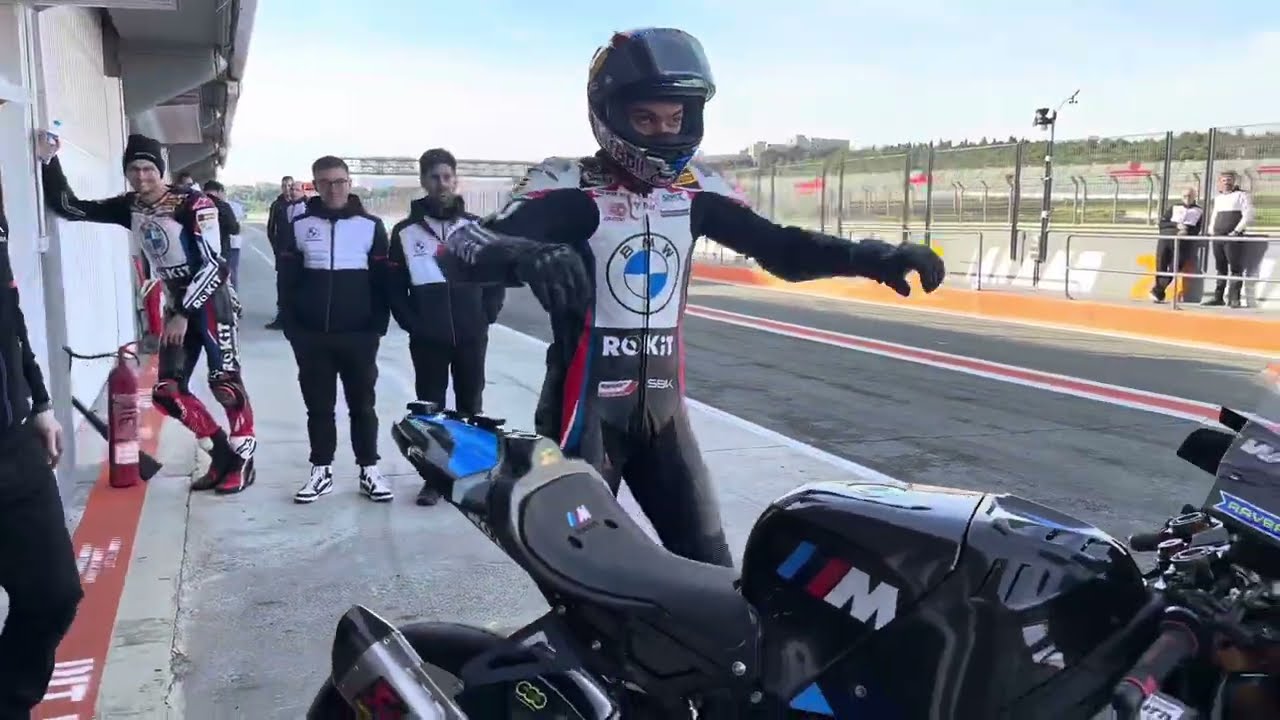 Toprak Razgatlıoğlu’nun BMW M1000RR buluşmasını takip ediyoruz. Valencia’da ilk piste çıkışı 👍🏻