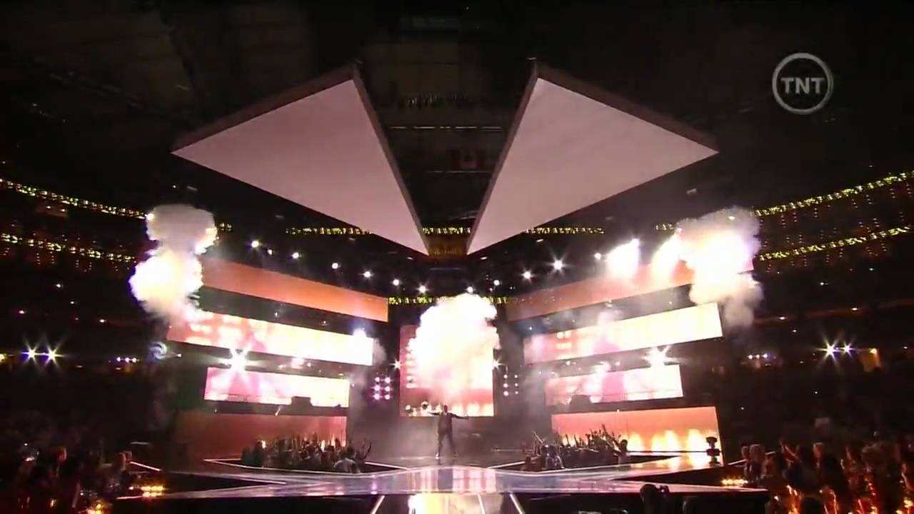 Usher - More In The NBA All Star Game 2010