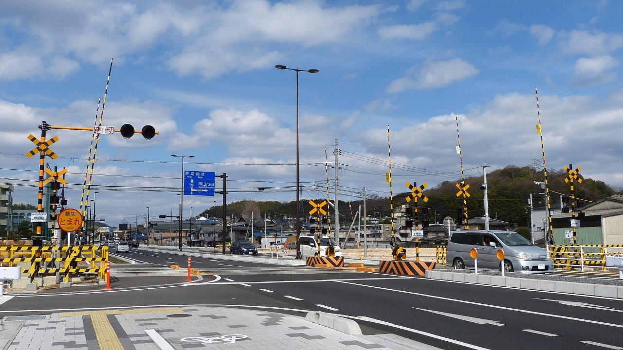 驚きの踏切警報機 w(￣▽￣;)wﾜｵｯ!! / 岡山県岡山市 (1)