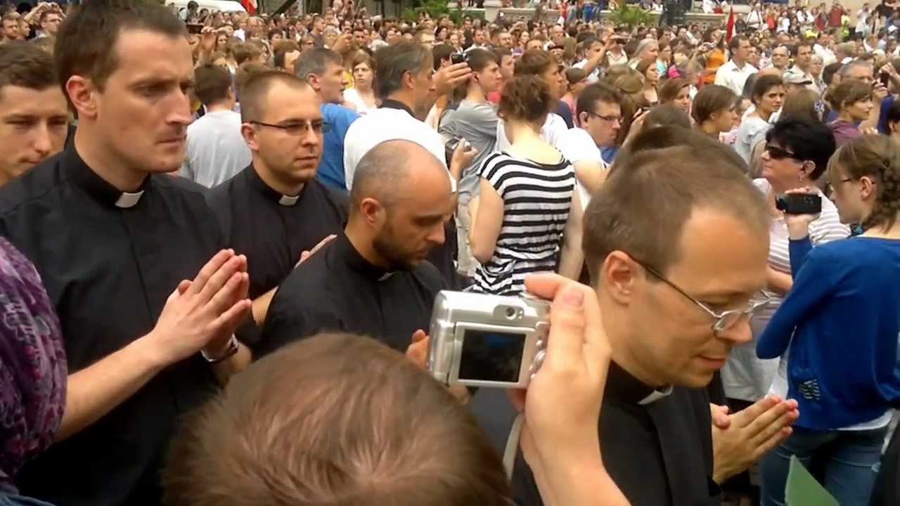 Una Gran Senal HD Budapest 2012 Spotkanie mlodzieży Neokatechumenalnej z Kiko Arguello. 01