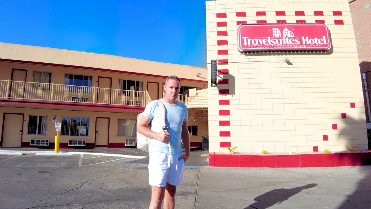 I Stayed in a Cheap Motel in Las Vegas - I Wasn’t Expecting This!