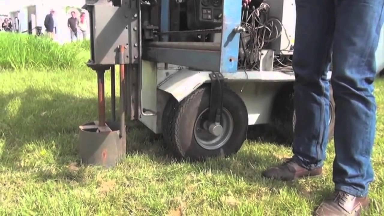 Le robot qui tue le rumex à la racine : bientôt dans vos prairies !
