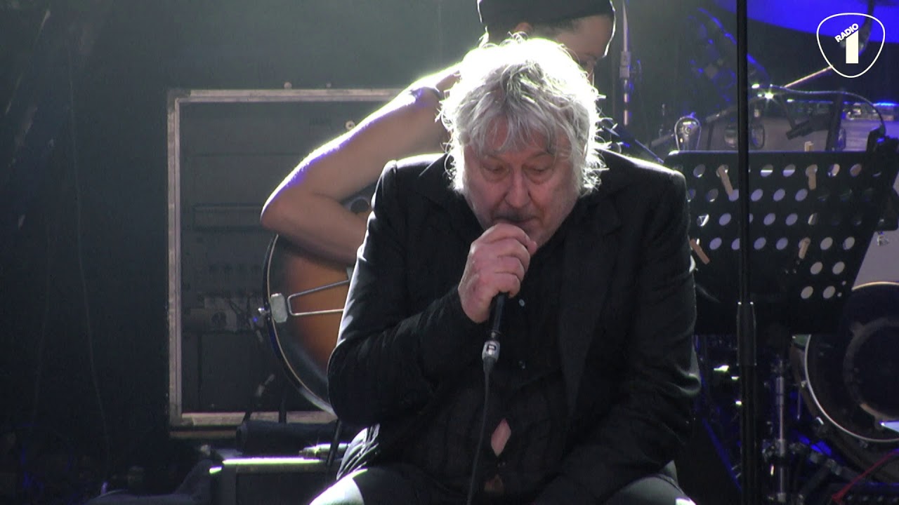 ARNO & MELANIE DE BIASIO - WHO IS SHE AND WHAT IS SHE TO YOU (LIVE @ RADIO 1 ARNO 70 SESSIE)