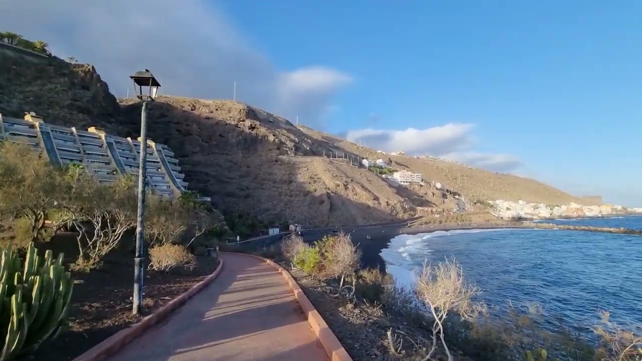 Tour a pie a la playa de Nea en Radazul: disfruta de la belleza natural de la arena negra