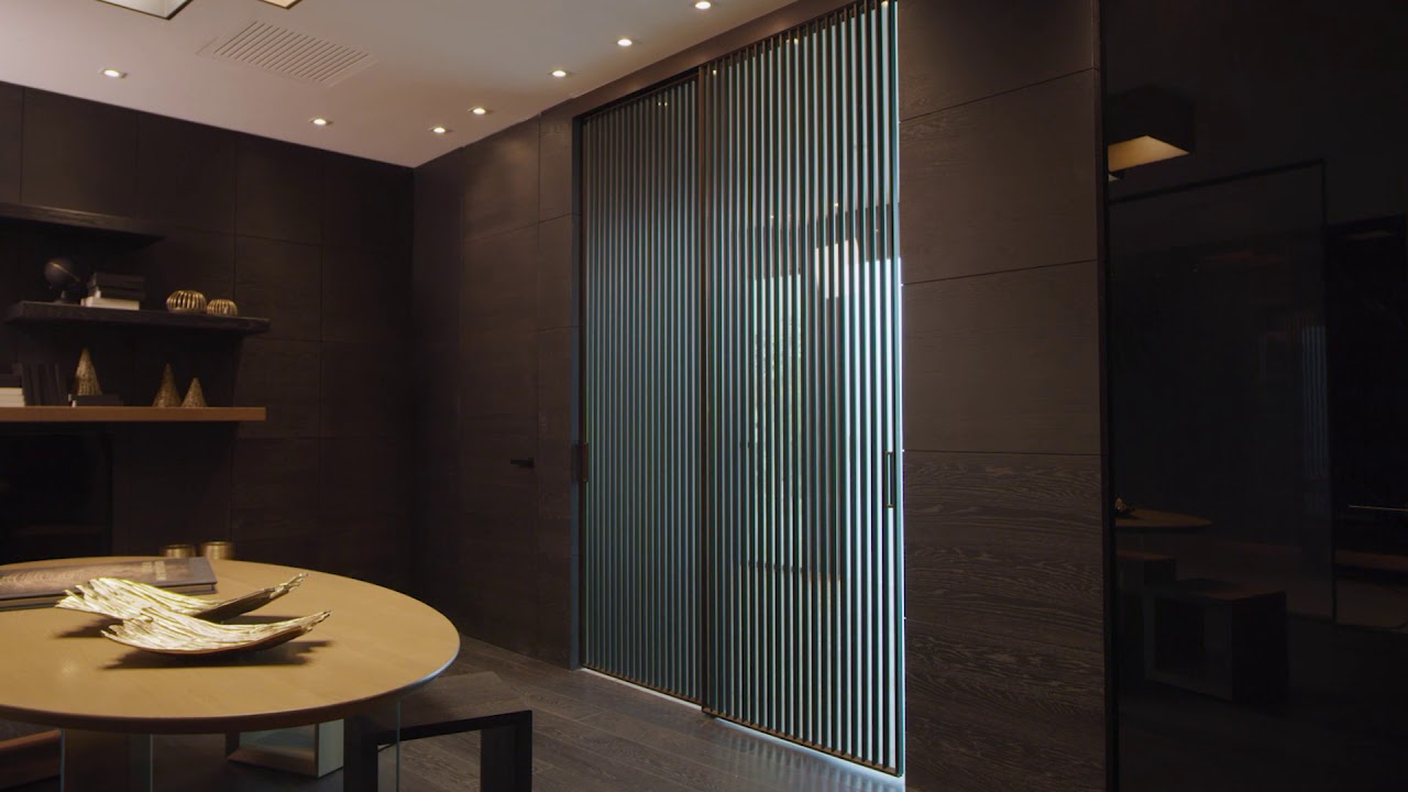 Nuovo Show-room Garofoli - Ambiente Rovere Nero Profondo con grande porta scorrevole