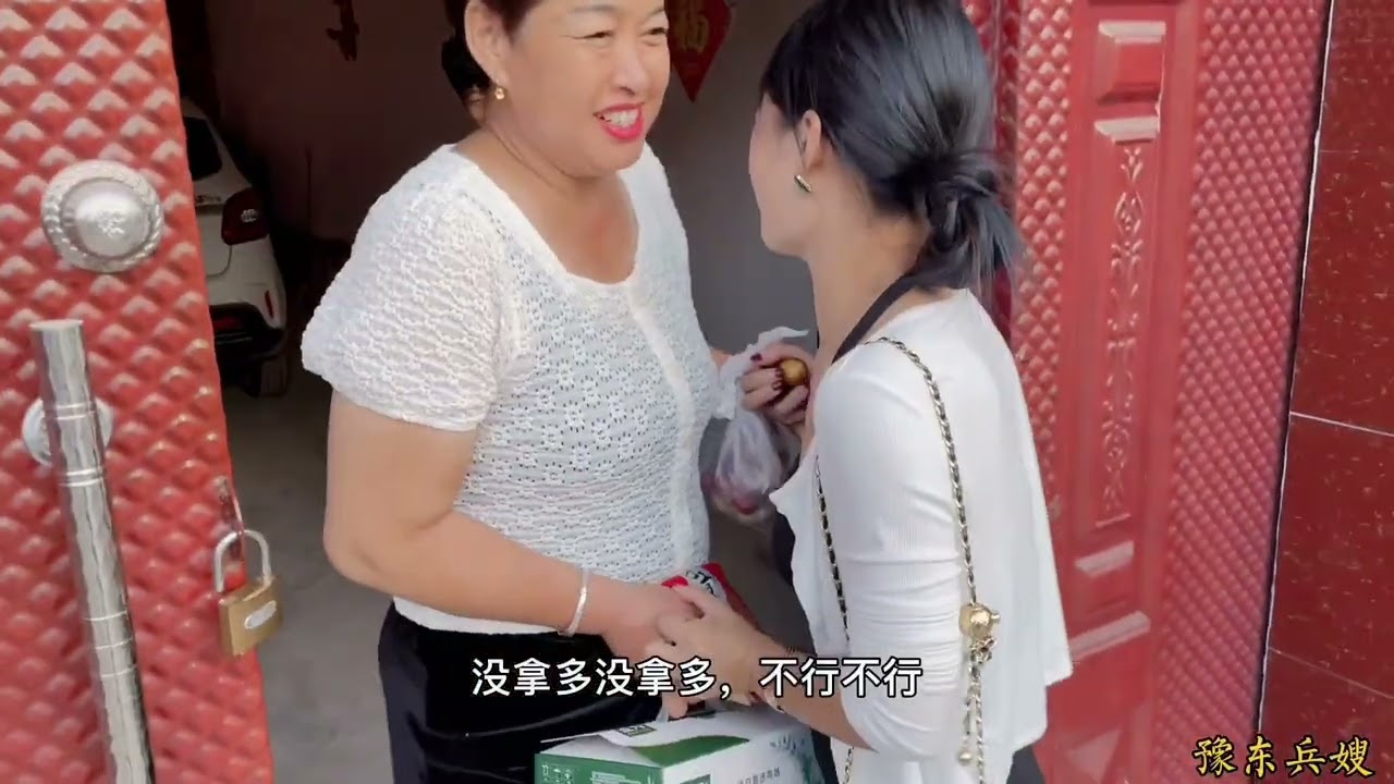 小兵给奥睿干爹送月饼，兵嫂当众给奥睿要干妈，亚辉回应告别单身