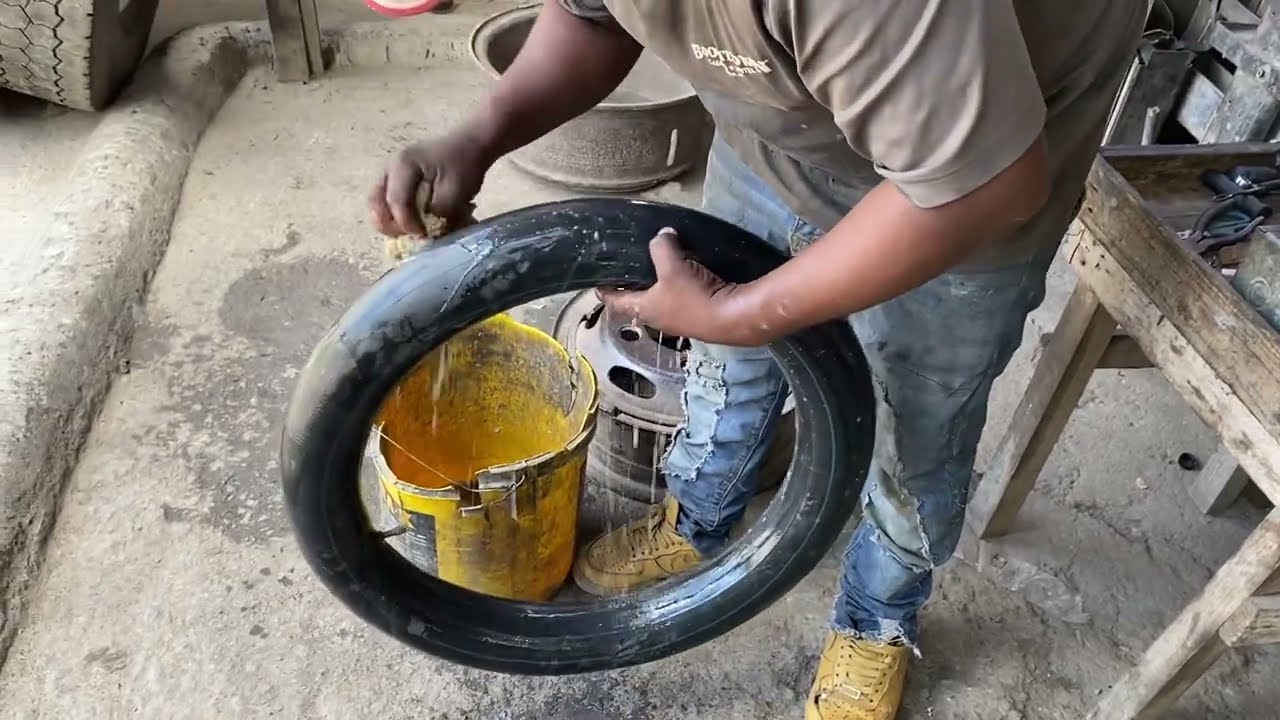 Cómo parchar un neumático, reparación de llanta de moto,como pegar un parche