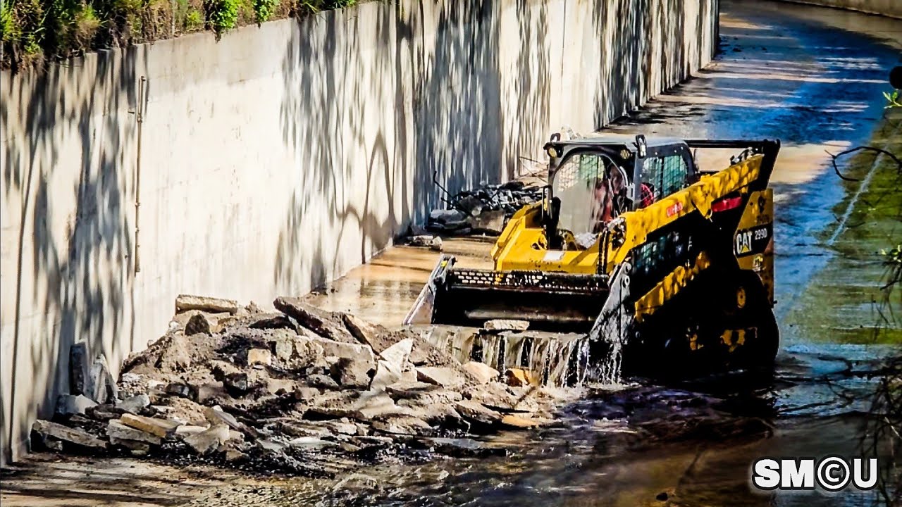 𝗦𝗧𝗢𝗥𝗠 𝗗𝗘𝗕𝗥𝗜𝗦 𝗥𝗘𝗠𝗢𝗩𝗔𝗟: Crews Work Inside Santa Monica Canyon Flood Channel