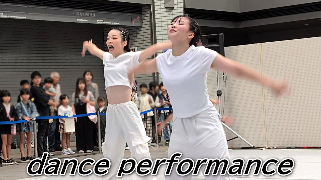 シャツを脱いで白Tシャツになる美人ダンサー/dance performance