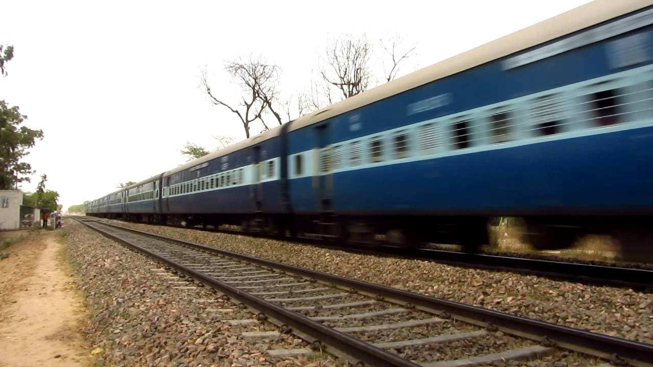 VATVA WDM3A HONKS AND BLASTS WITH UTTARANCHAL EXPRESS!!!!