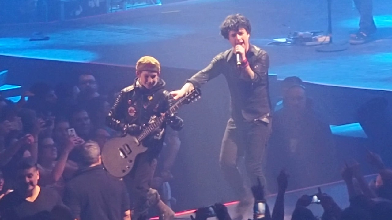 Green Day - Il regalo della chitarra al ragazzino Yuri - UNIPOL ARENA BOLOGNA - Gennaio 2017