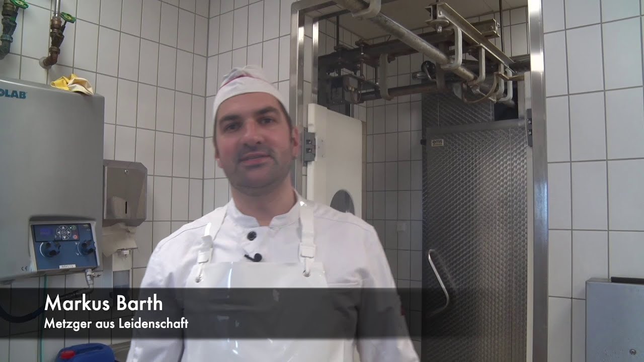 Markus Barth zeigt wie leckere Weißwürste produziert werden.