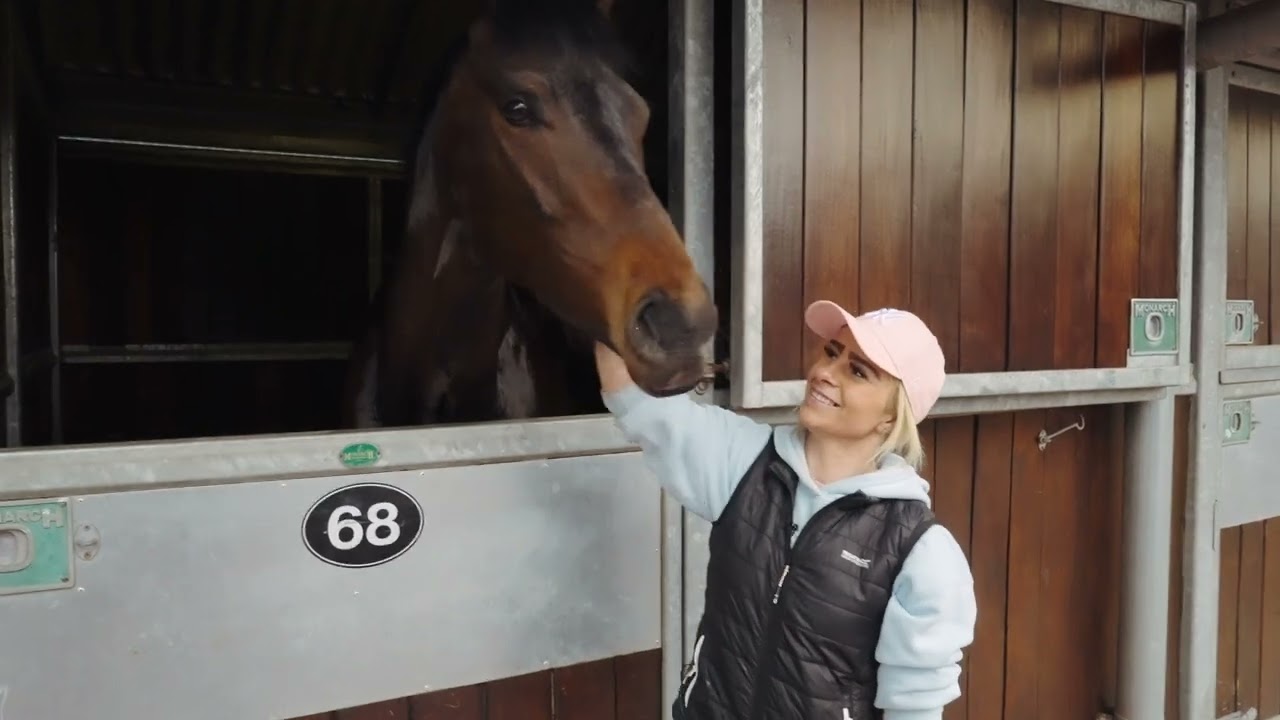 A day in the life of a racehorse on race day