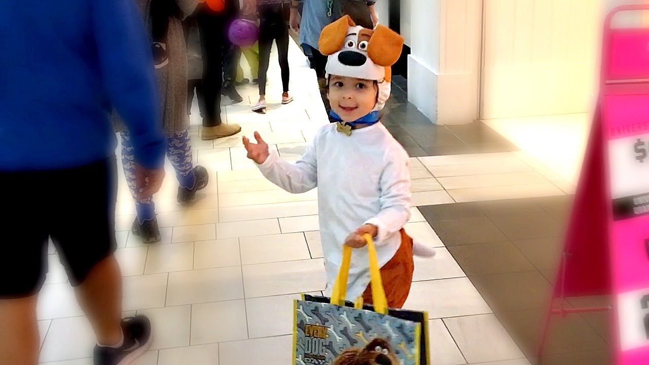 Halloween 🎃 Trick or Treating at the Mall 🍬 🍫