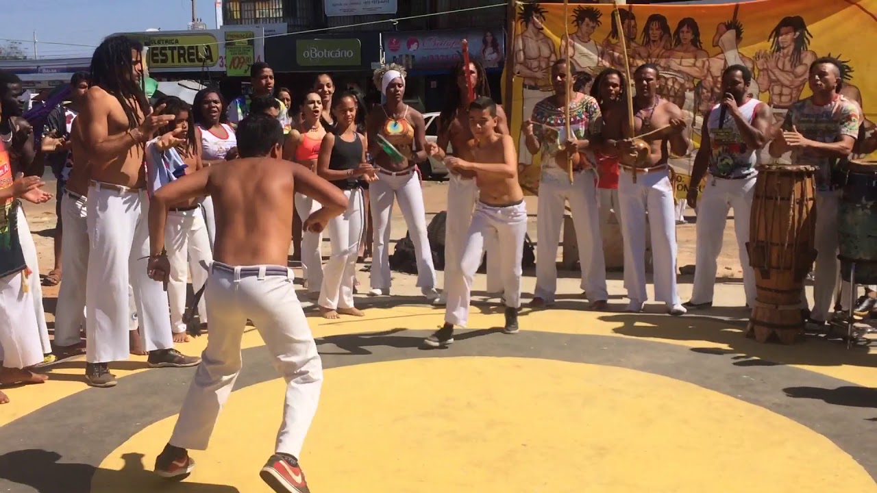 Capoeira na praça de Ceilândia - DF.