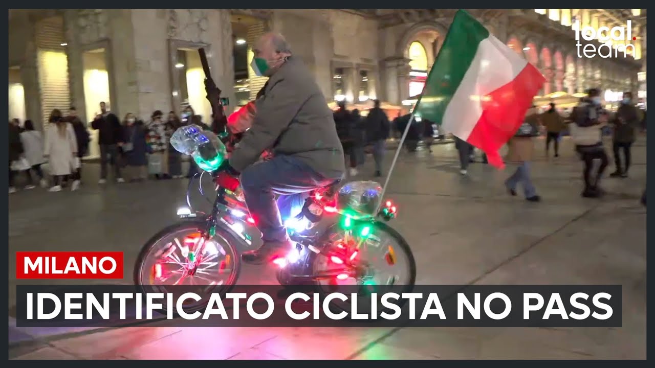 Milano, ciclista No Green Pass identificato dalla polizia e allontanato da piazza Duomo