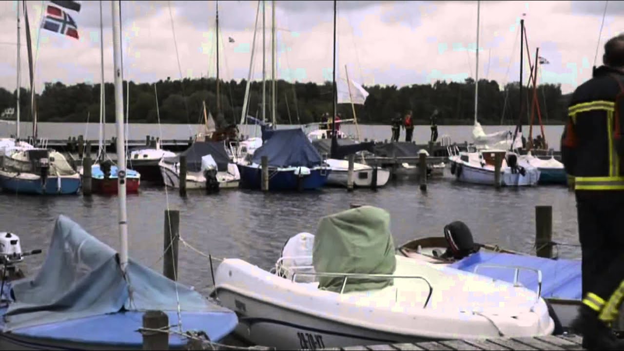 Brandweer redt opvarenden omgeslagen boot