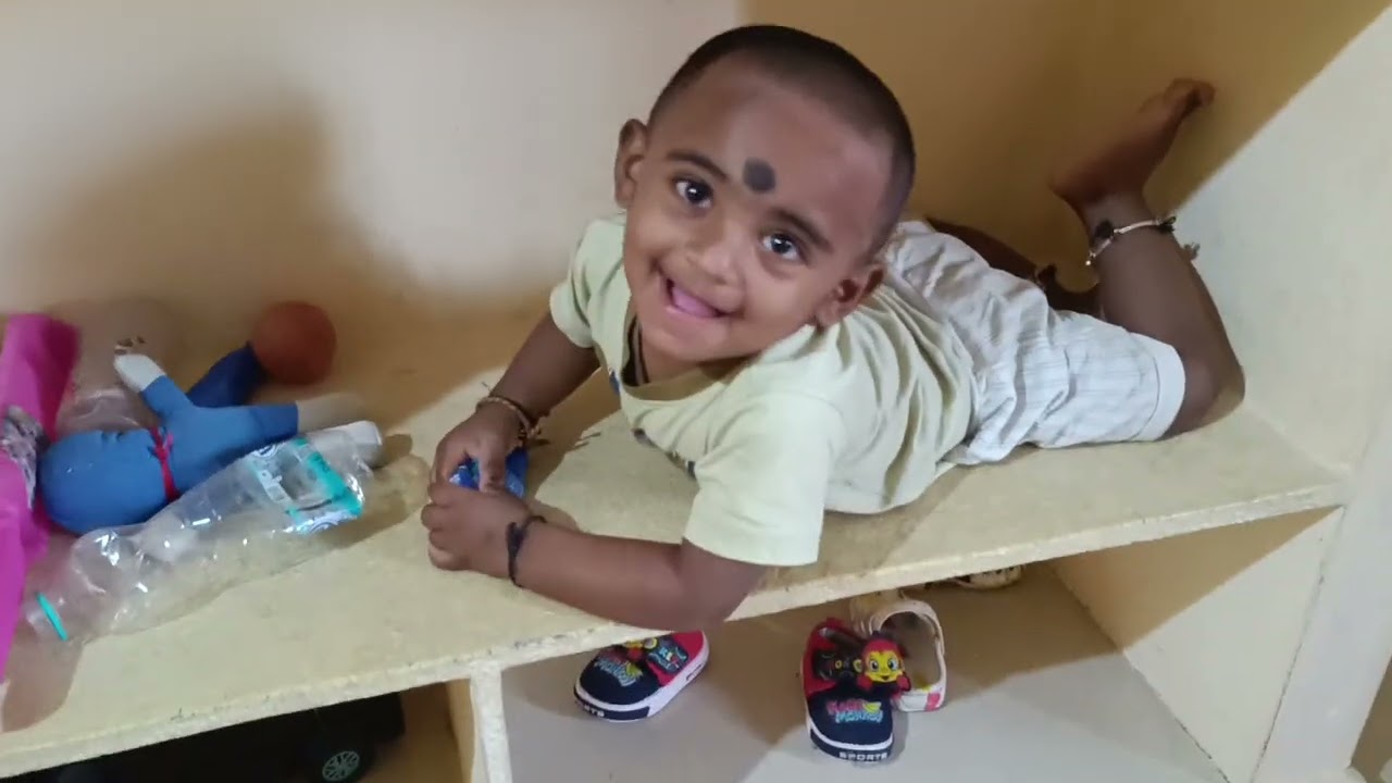 ఎక్కడ place లేనట్టు గణేష్ బాబు ఎక్కడ పడుకున్నాడో చుడండి