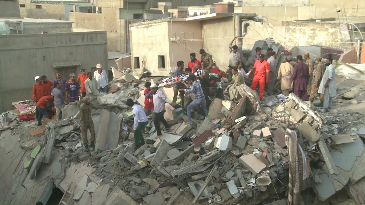 Deadly building collapse in Pakistan | AFP