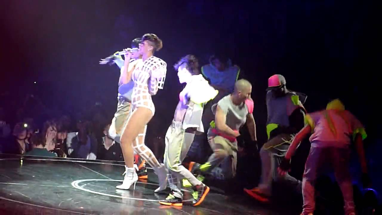 Rihanna (HD) - Breaking Dishes/The Glamorous Life (