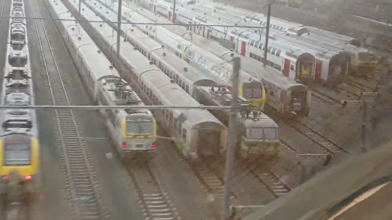 Outside Brussels airport tunnel to Brussels, including a few HLE21 and M4 coaches and locs+HLE17