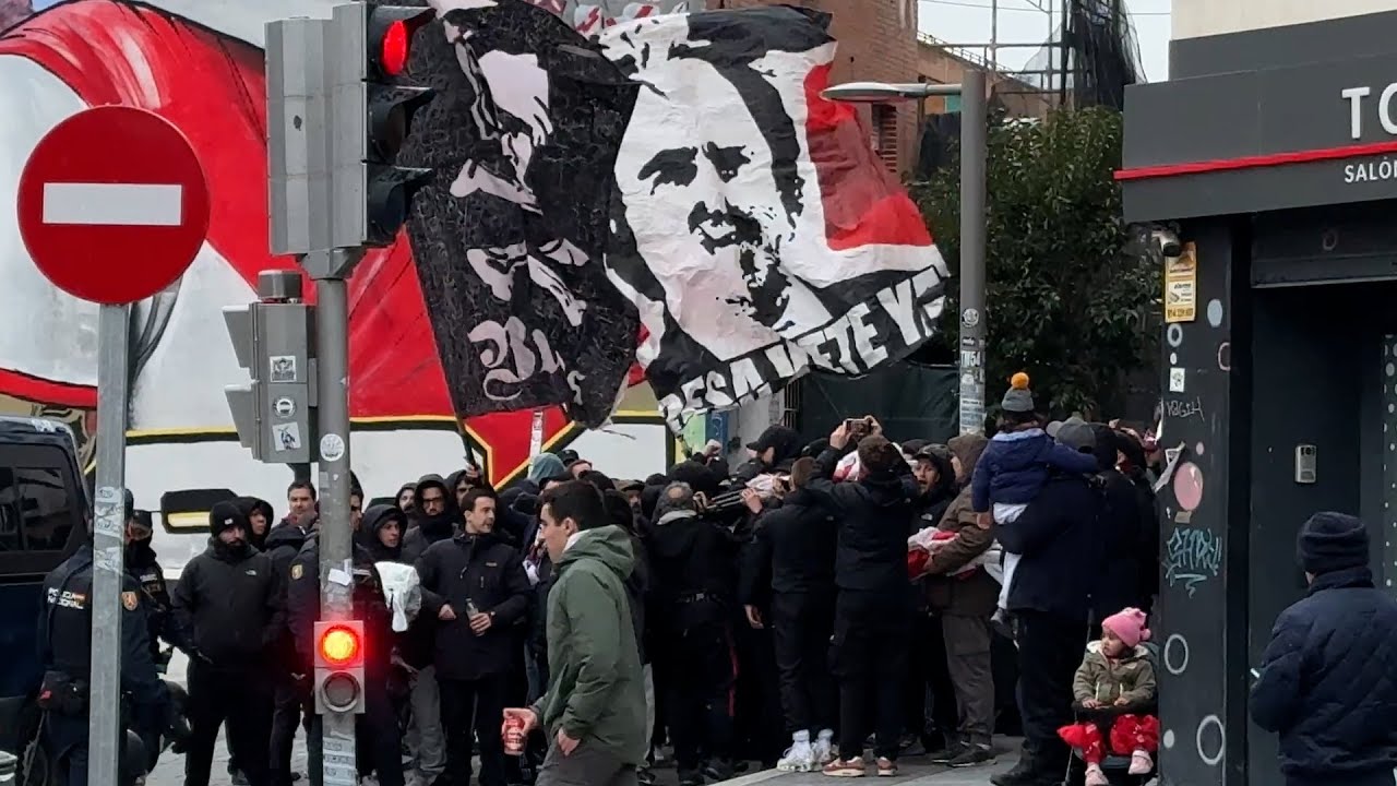 LA AFICIÓN DEL RAYO EXPLOTA CONTRA PRESA EN LOS ALEDAÑOS DEL ESTADIO