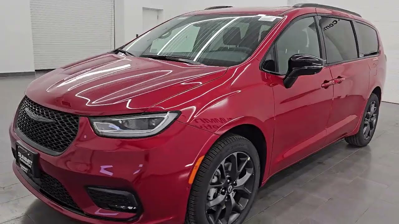 2026 Chrysler Pacifica Limited Red Hot Pearlcoat New. walk around for sale in Fond Du Lac, Wisconsin