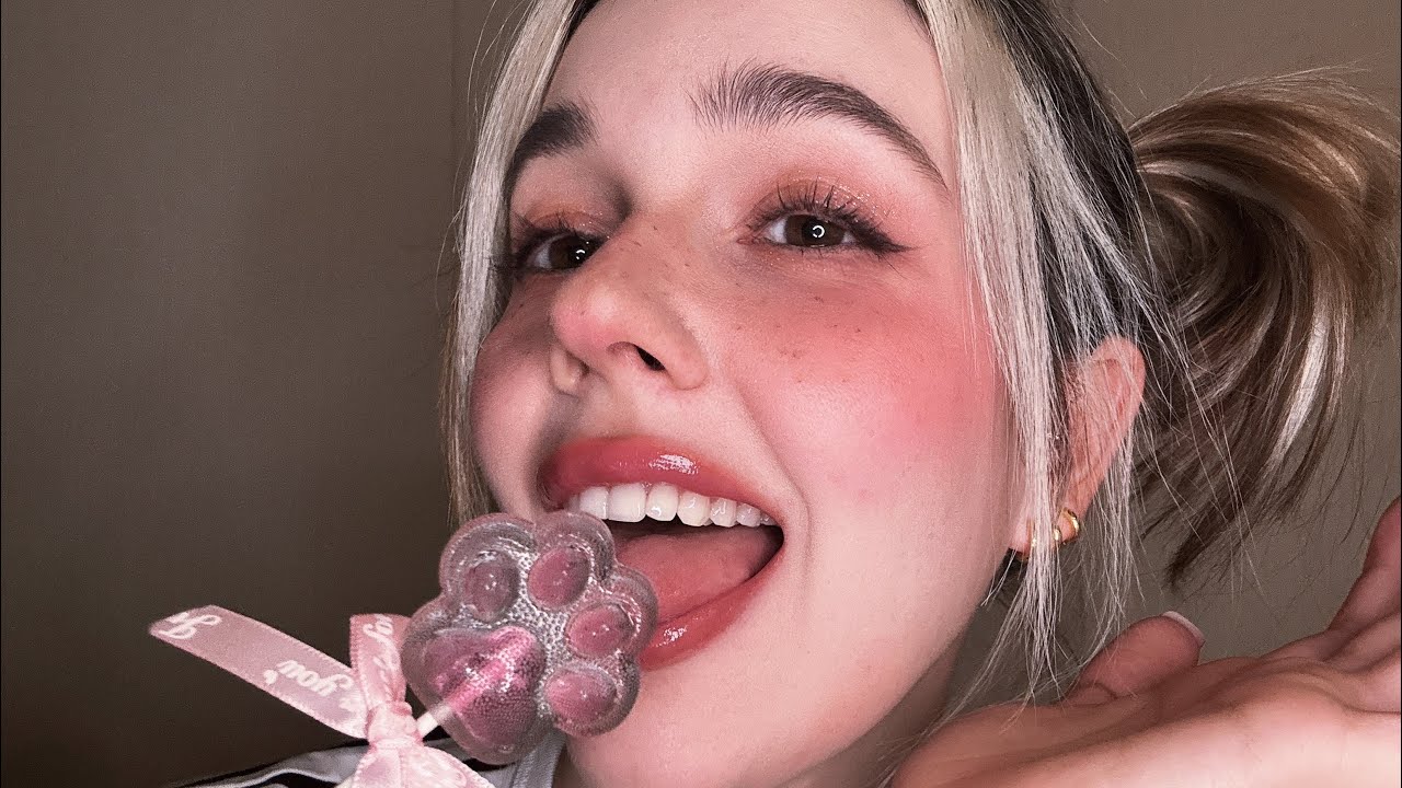 ASMR eating paw paw lollipop 🍭 🐾/ АСМР кушание лапки-леденечека/ рус и кит, a bit of English