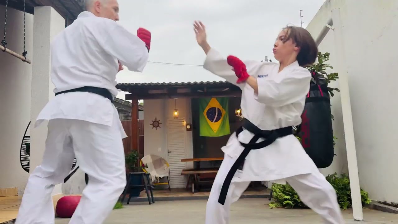 Treino de kumite no karate  com foco na mão da luva. 