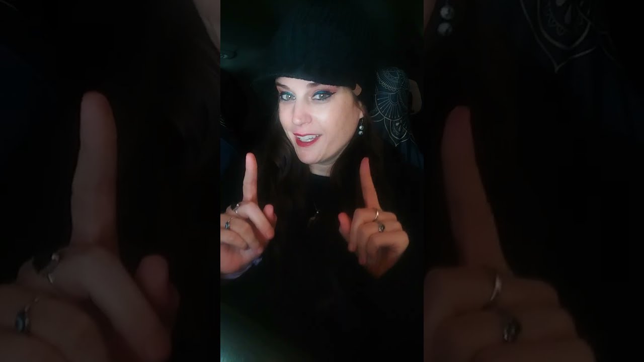 У вас НЕСКОЛЬКО поклонников! Двое или более человек хотят вас. Они незаметно борются за ваше вним...