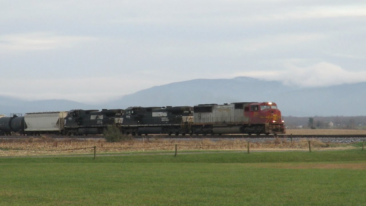 Norfolk Southern 15T with ex-Santa Fe Warbonnet SD75M leader