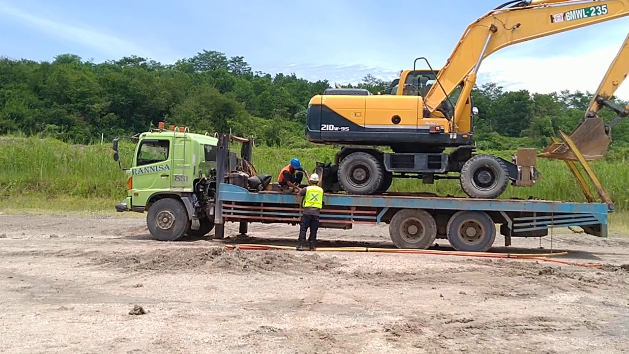 Unloading Wheel Excavator Hyundai