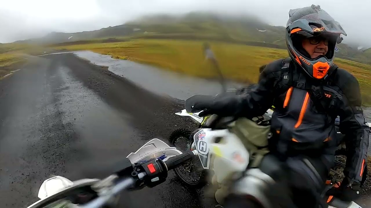 L’Islande à moto sous la pluie - Jour 4, des passages à gués en Off-road trip avec Ride With Locals