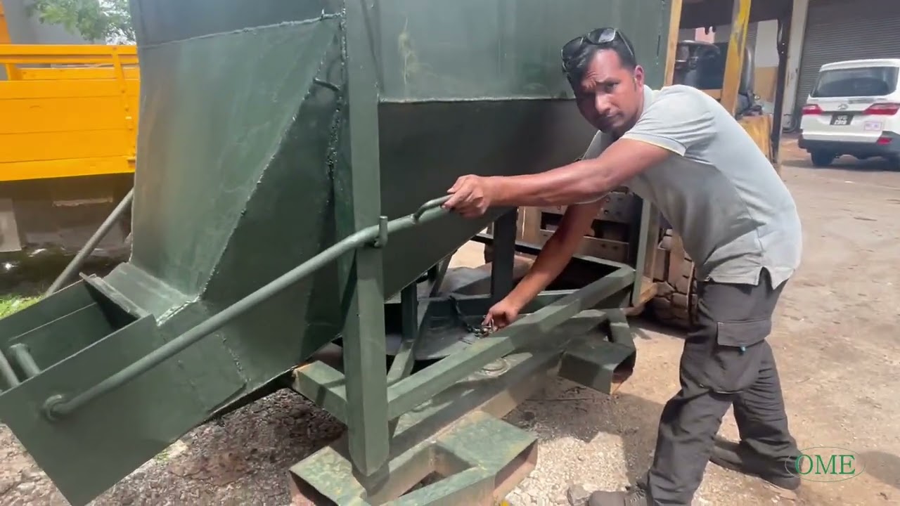 Concrete bucket with turntable